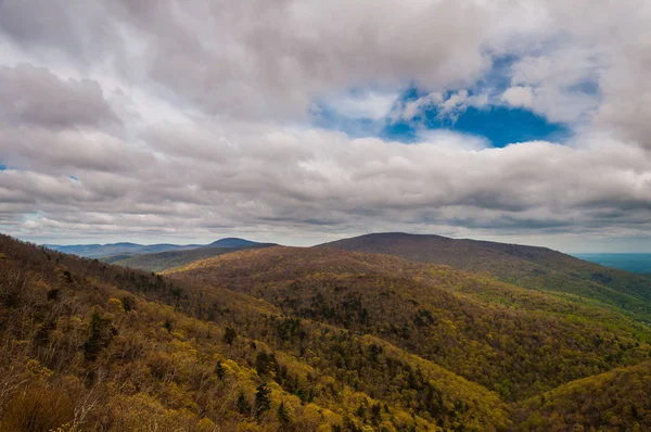 Early spring view of  the Blue Ridge Mountains, from Skyline Dri — Stock Photo, Image