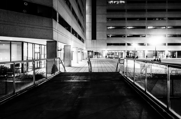 Αυξημένα διάδρομος και κτιρίων τη νύχτα στη Βαλτιμόρη, Μέριλαντ. — Φωτογραφία Αρχείου