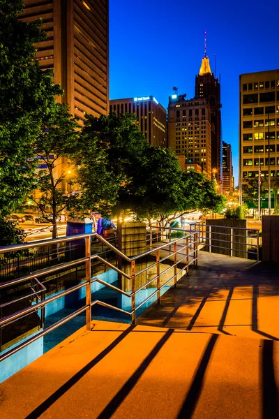 Elevated walkway and buildings at night in Baltimore, Maryland. — Stock Photo, Image