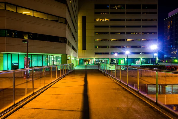 Passerelle surélevée et bâtiments la nuit à Baltimore, Maryland . — Photo