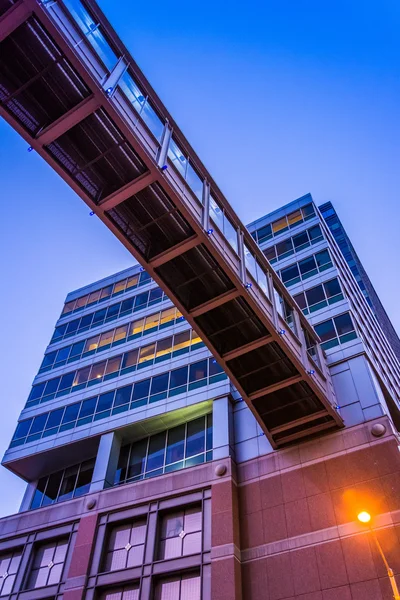 Passarela elevada e edifício moderno no centro de Baltimore, Mary — Fotografia de Stock