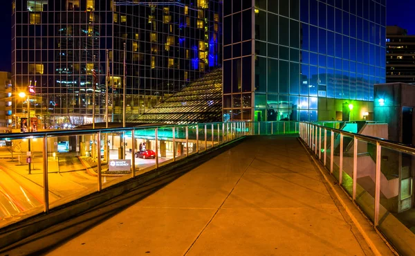 Elevated walkway and modern skyscrapers at night in Baltimore, M — Stock Photo, Image