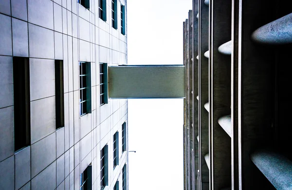 Elevated walkway between two highrises in downtown Harrisburg, P — Stock Photo, Image