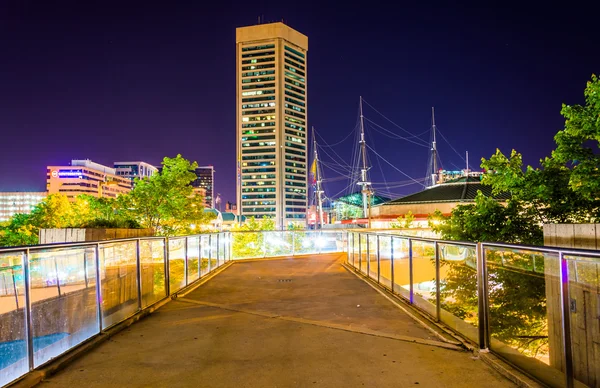 Elevated walkway and the World Trade Center at night in Baltimor — Stock Photo, Image