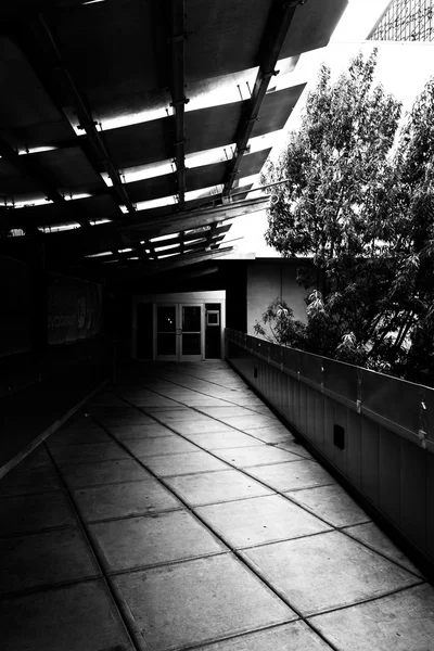 Elevated walkway in downtown Charlotte, North Carolina. — Stock Photo, Image