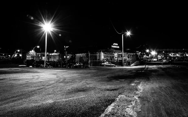 Boş park yeri ve küçük havana balti gece restoranda — Stok fotoğraf