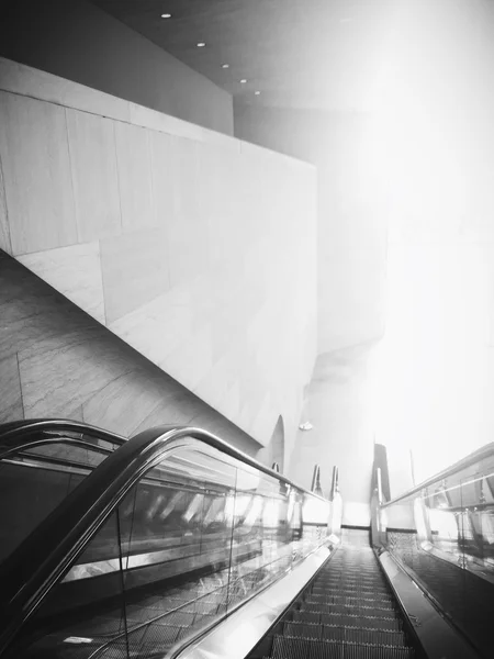 Escalator dans le bâtiment Est de la Galerie nationale d'art à — Photo