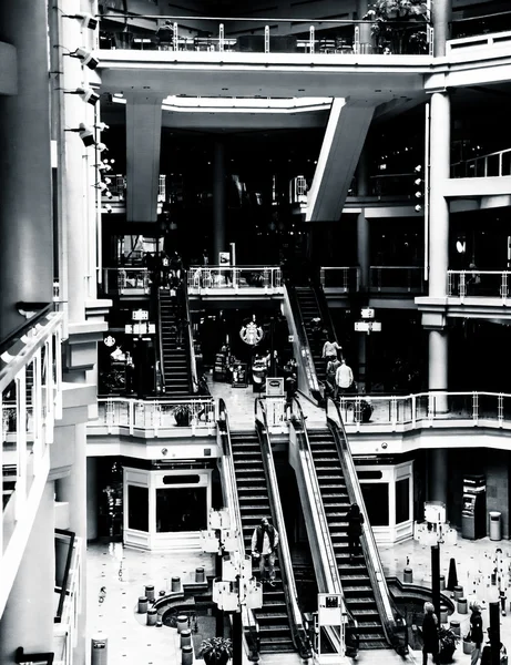 Escaleras mecánicas en la galería en el puerto interior de Baltimore, Mary —  Fotos de Stock