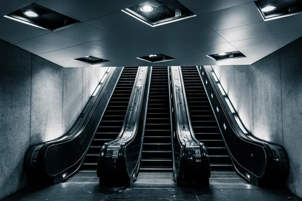 Roltrappen in het smithsonian metro station, washington, dc. — Stockfoto