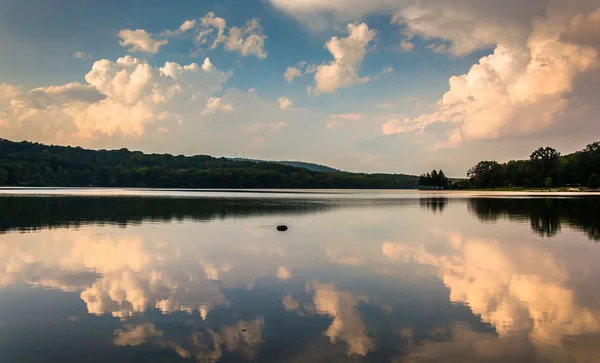 Avond wolk reflecties in lake pinchot, op gifford pinchot st — Stockfoto