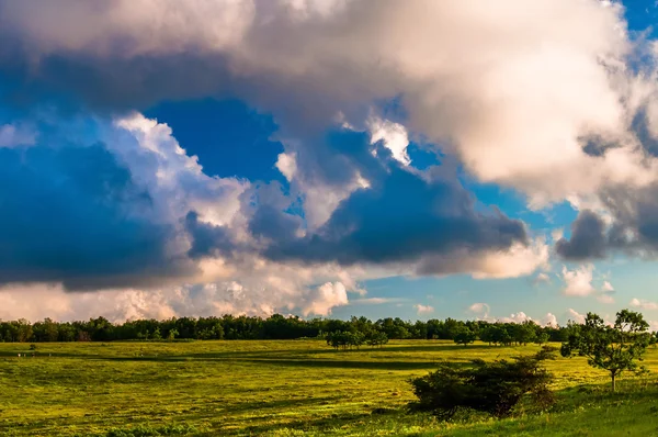 Nuvens noturnas sobre Big Meadows no Parque Nacional Shenandoah, Vir — Fotografia de Stock