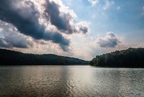 Večerní mraky nad jezero Williams, York, Pensylvánie, USA . — Stock fotografie