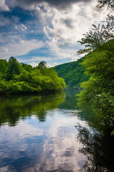 Bulutlar yansımaları lehigh nehirde, lehigh gorge, akşam — Stok fotoğraf