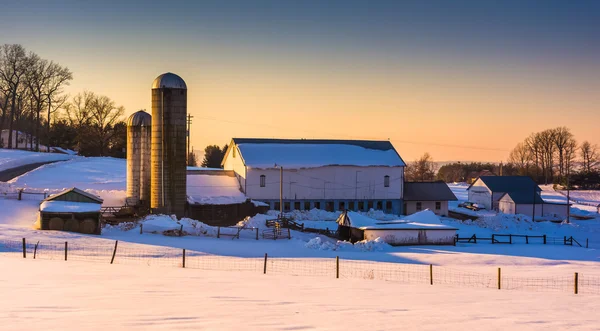 Večerní světlo na stodolu ve venkovských york county, Pensylvánie. — Stock fotografie