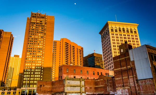 Luce serale su un gruppo di edifici nel centro di Baltimora, M — Foto Stock