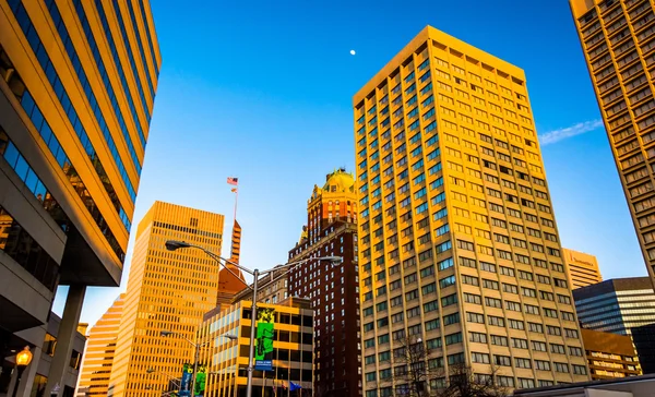 Lumière du soir sur un ensemble de bâtiments au centre-ville de Baltimore, M — Photo