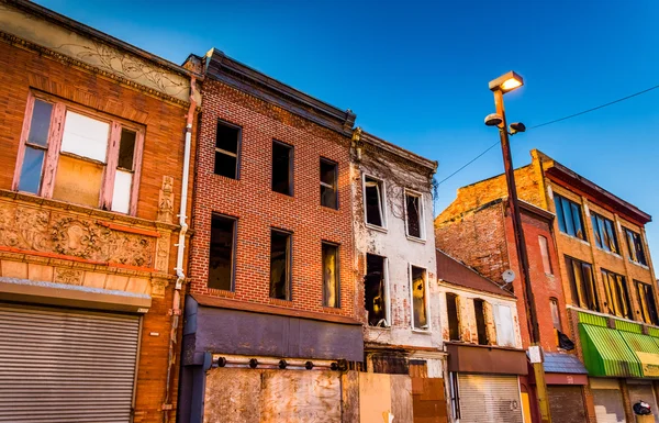 Luce serale sugli edifici abbandonati al centro commerciale Old Town, Baltimora — Foto Stock