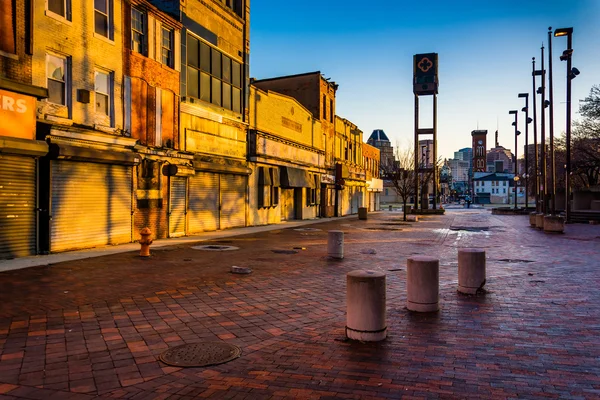 Evening light on abandoned shops at Old Town Mall, in Baltimore, — Stock Photo, Image