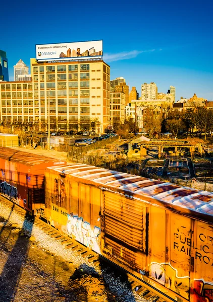 Luz nocturna sobre vagones de ferrocarril y edificios en Filadelfia, Pensilvania — Foto de Stock