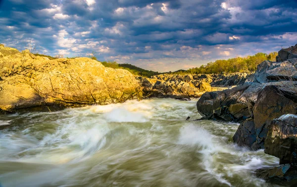 Luz nocturna sobre rocas y rápidos en el río Potomac, en Great — Foto de Stock