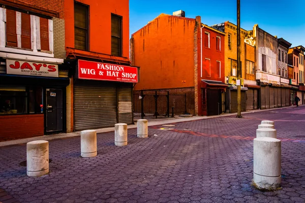 黄昏的店铺在老城里商场，在马里兰州巴尔的摩的光. — 图库照片