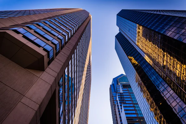 Luz nocturna sobre rascacielos en Center City, Philadelphia, Penns — Foto de Stock