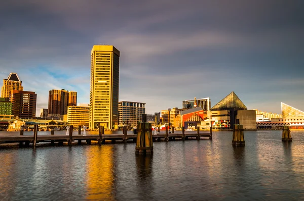 Abendlicht über der Skyline von Baltimore, vom inneren Harb aus gesehen — Stockfoto