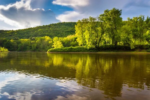 Wieczorem światło na rzece delaware, w delaware narodu wody gap — Zdjęcie stockowe