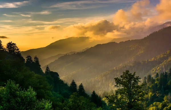 Luz noturna sobre os Smokies, vista de um mirante em Newfound — Fotografia de Stock