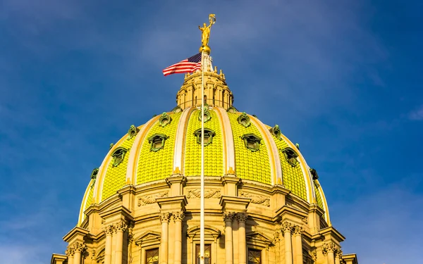 H でペンシルバニア州議会議事堂のドームの夜の光 — ストック写真