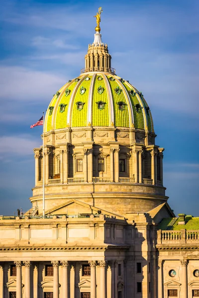 Kvällsljus på kupolen i pennsylvania state capitol i h — Stockfoto