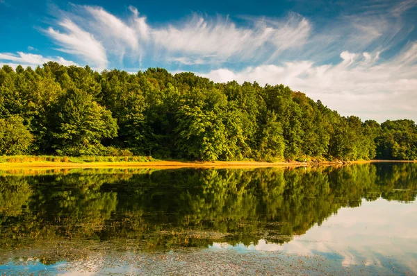 Avondlicht op de oever van lake marburg, in codorus staat par — Stockfoto