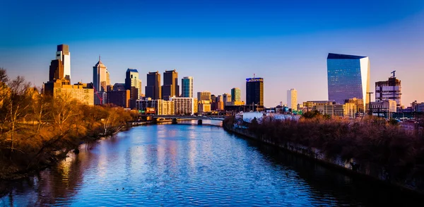 Večerní světlo na panorama a schuylkill řece v philadelphi — Stock fotografie
