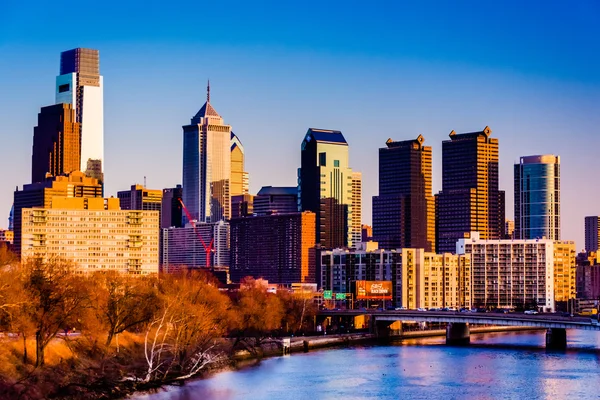 Večerní světlo na panorama a schuylkill řece v philadelphi — Stock fotografie