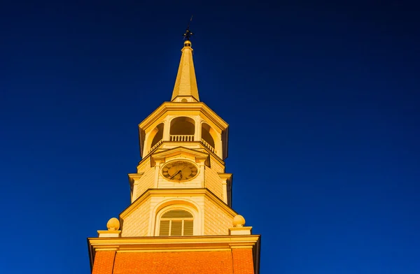 Evening light on the steeple of a church in York, Pennsylvania. — Stock Photo, Image