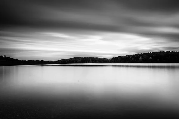 Abend lange Belichtung von Wolken, die sich über das Langarm-Reservoir bewegen, — Stockfoto