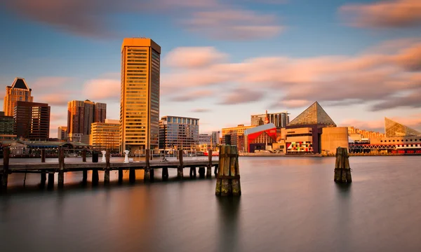 Noite longa exposição do Baltimore Inner Harbor Skyline, Mar — Fotografia de Stock