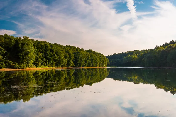 's avonds reflecties in lake marburg, in codorus state park, penn — Stockfoto