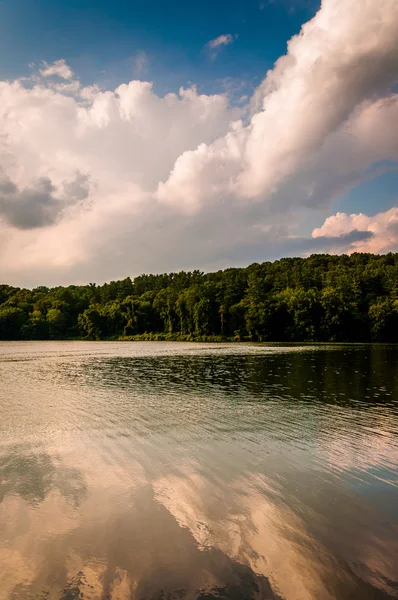 Reflexões noturnas em Lake Williams, perto de York, Pensilvânia . — Fotografia de Stock