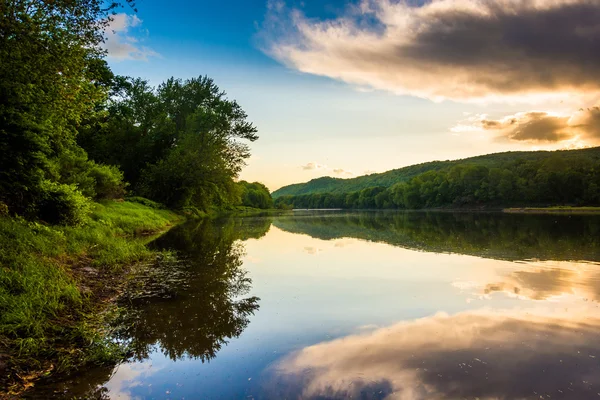 Reflexões noturnas no rio Delaware, em Delaware Water Gap — Fotografia de Stock