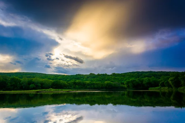 Avond reflecties in de delaware rivier, delaware water gap — Stockfoto
