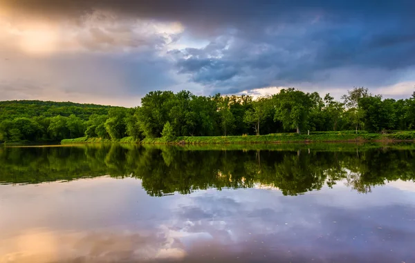 Wieczorne refleksje na rzece delaware, w delaware wody gap — Zdjęcie stockowe