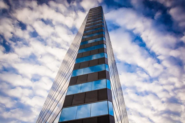 Evening sky over 250 West Pratt Street, in Baltimore, Maryland. — Stock Photo, Image