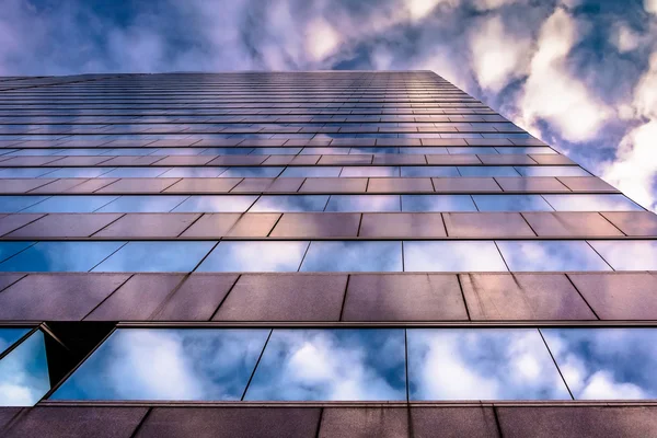 Cielo nocturno reflejado en la arquitectura moderna de vidrio en 250 Oeste —  Fotos de Stock