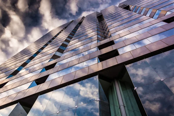 Ciel du soir reflétant dans l'architecture moderne du verre au 250 West — Photo