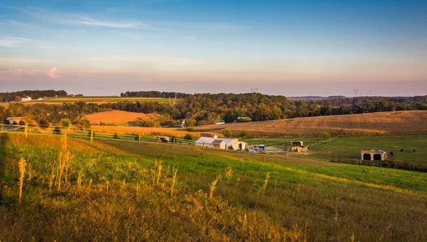 Vista nocturna de campos agrícolas y colinas onduladas en Lancaster rural — Foto de Stock