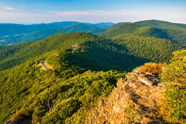 Weergave van de blue ridge mountains van weinig steenachtige man c avond — Stockfoto