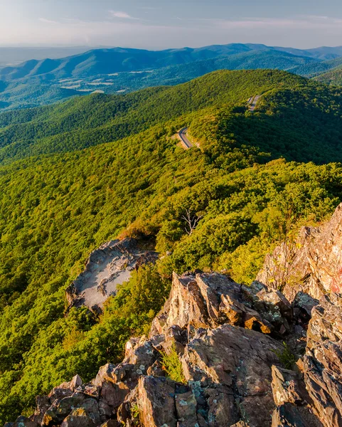 Kvällen syn på blue ridge mountains från lite stenig man m — Stockfoto