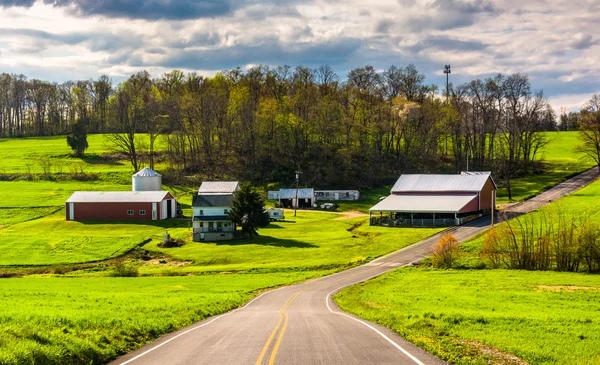 Fattoria lungo una strada di campagna nella contea rurale di York, Pennsylvania . — Foto Stock