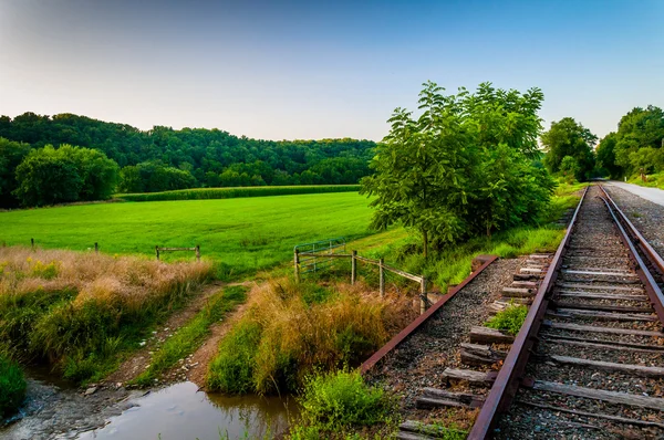 Bauernhof und Bach entlang der Bahngleise im südlichen Kreis York, pa — Stockfoto